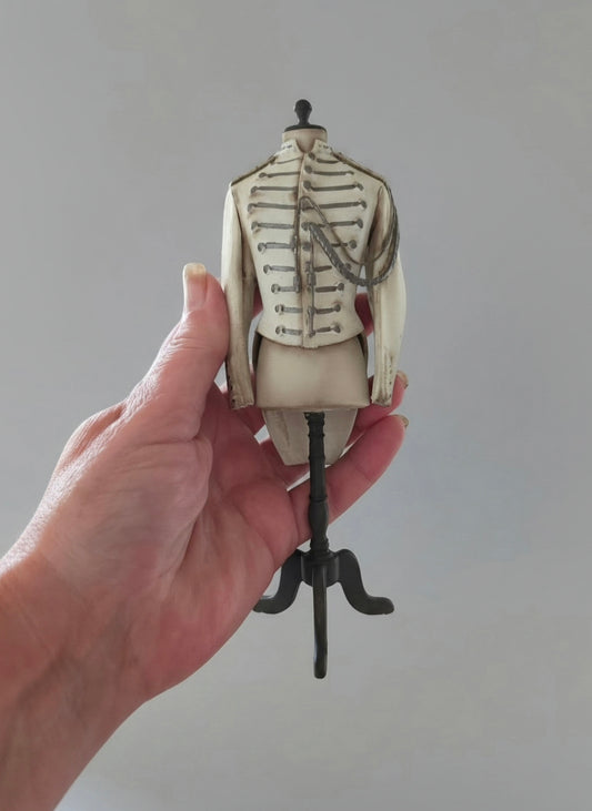 Antiek Amerikaans Uniform op Paspop – Grote Stolpminiatuur – Historische Stijl – ca. 19 cm