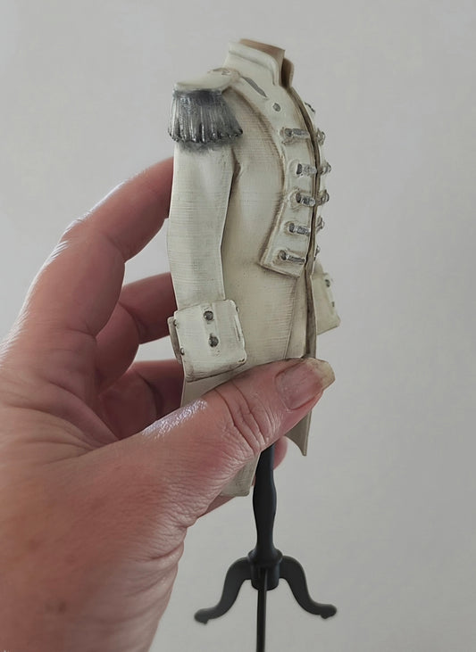 Vintage Militaire Uniformjas op Paspop – Grote Stolpminiatuur – Antieke Stijl – ca. 19 cm
