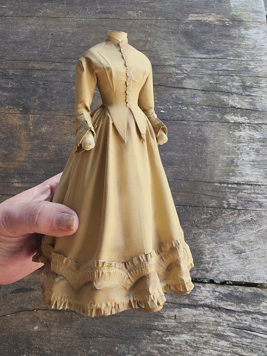 Victoriaanse Jurk op Paspop – Grote Stolpminiatuur – Antiek Brocante – ca. 19,5 cm