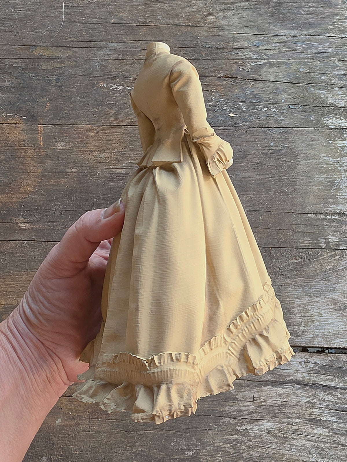 Victoriaanse Jurk op Paspop – Grote Stolpminiatuur – Antiek Brocante – ca. 19,5 cm
