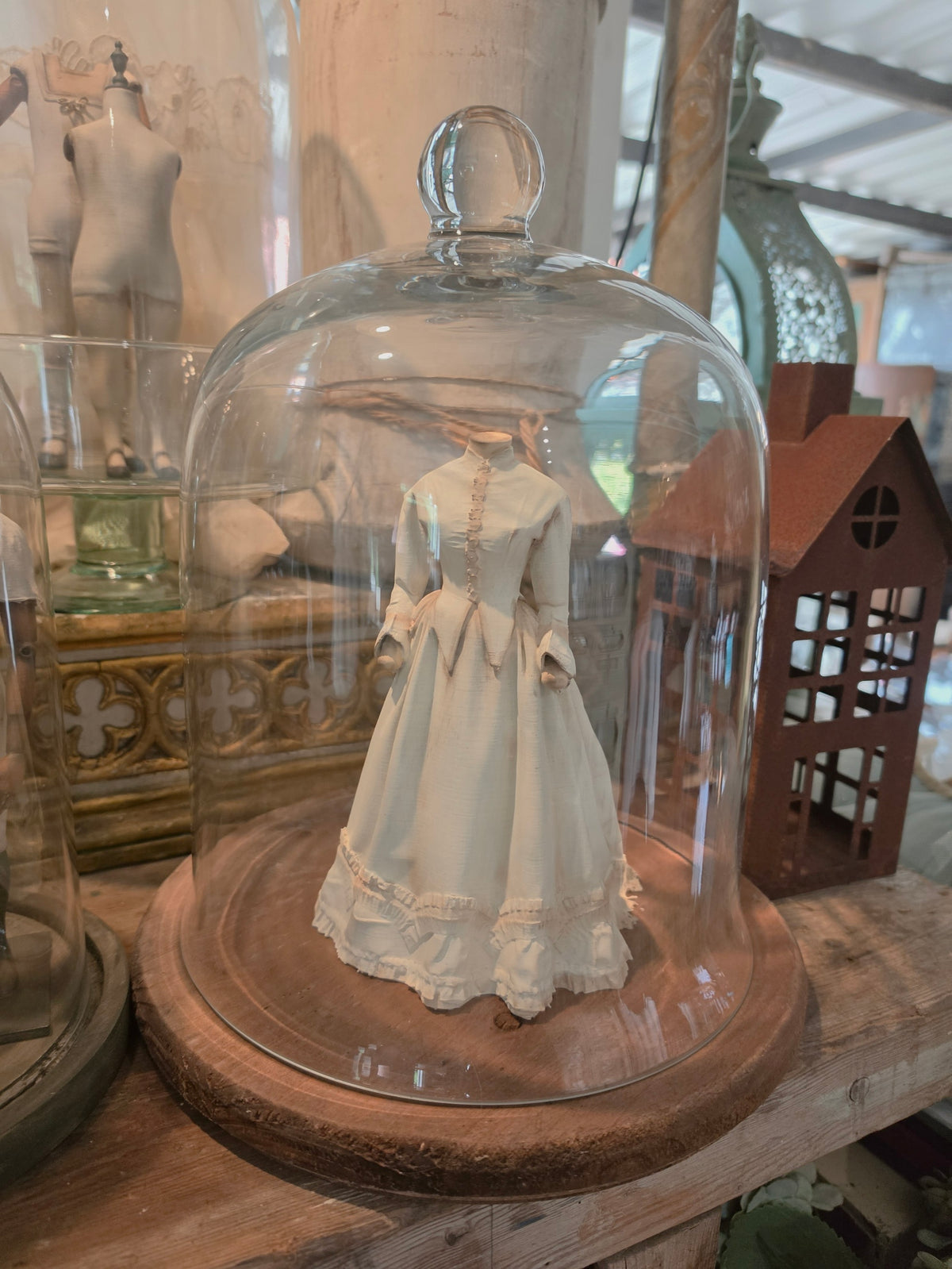 Victoriaanse Jurk op Paspop – Grote Stolpminiatuur – Brocante Display – ca. 19,5 cm