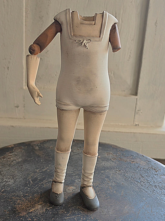 Vintage Paspop – Grote Stolpminiatuur – Antique Doll Display – ca. 19 cm