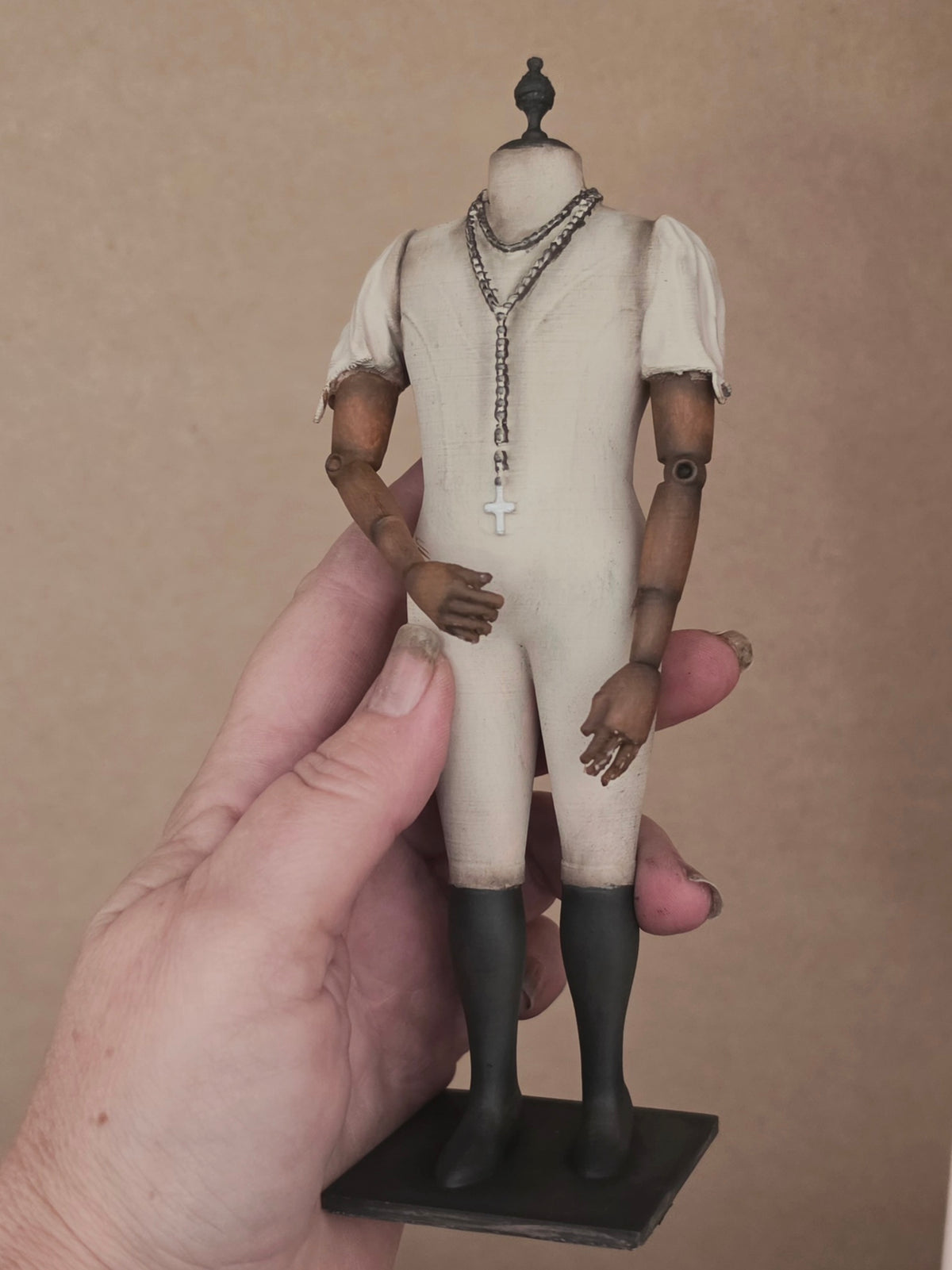 Napoleon Popje met Rozenkrans – Grote Stolpminiatuur – Antieke Stijl – ca. 19 cm