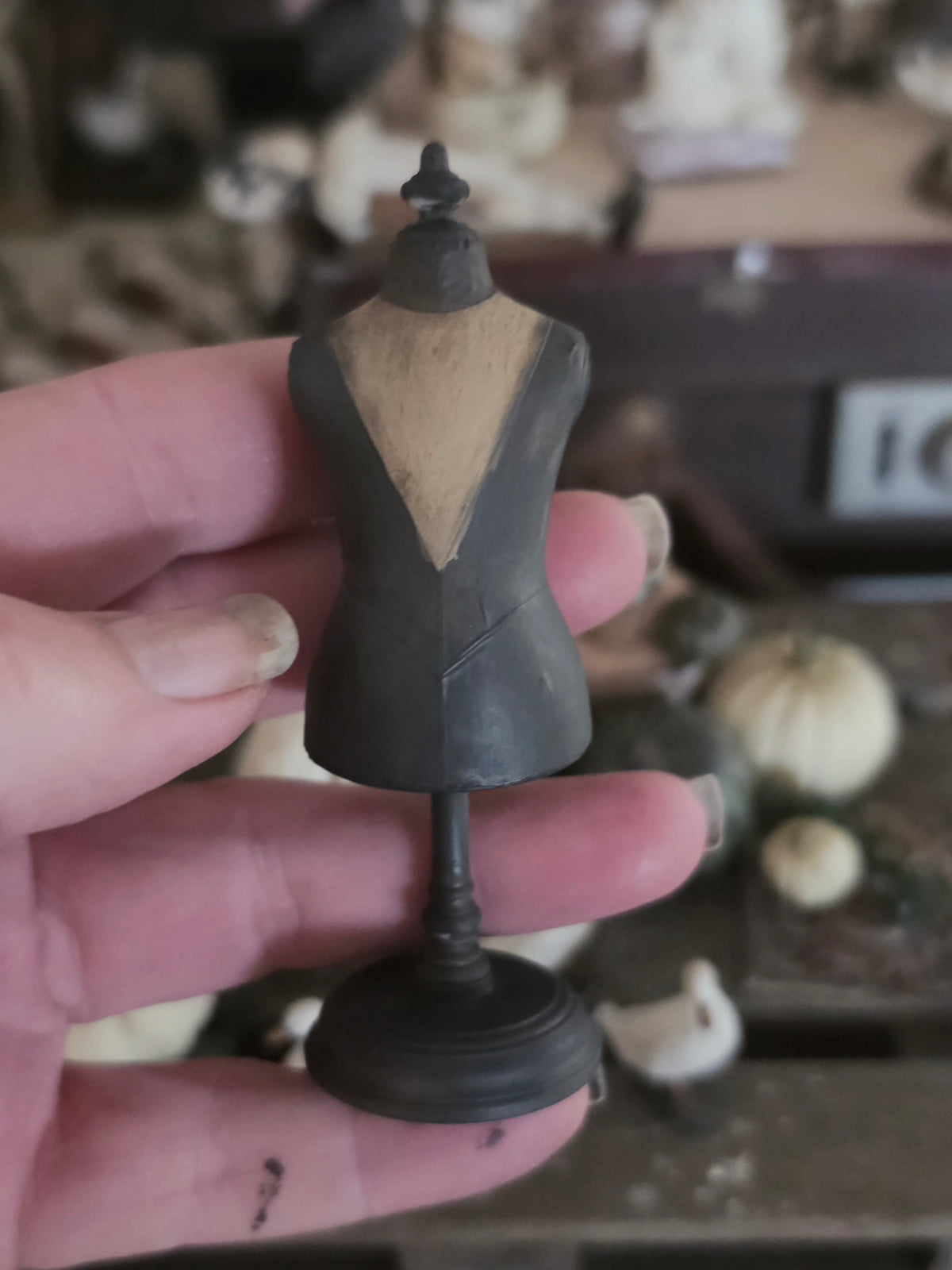 Miniatuur Kinderpaspop op Standaard | Vintage Child Dress Form | Brocante Mannequin | Handbeschilderd Resin Miniatuur