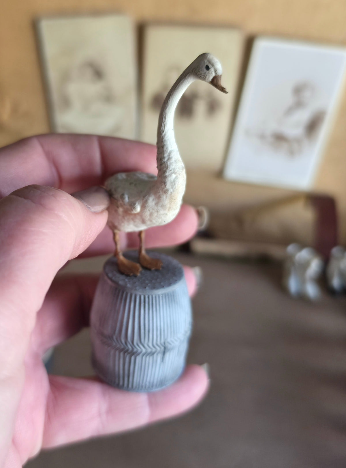 Miniatuur Witte Zwaan op Zinken Ton | Brocante Miniatuur | Handbeschilderd Resin Decor