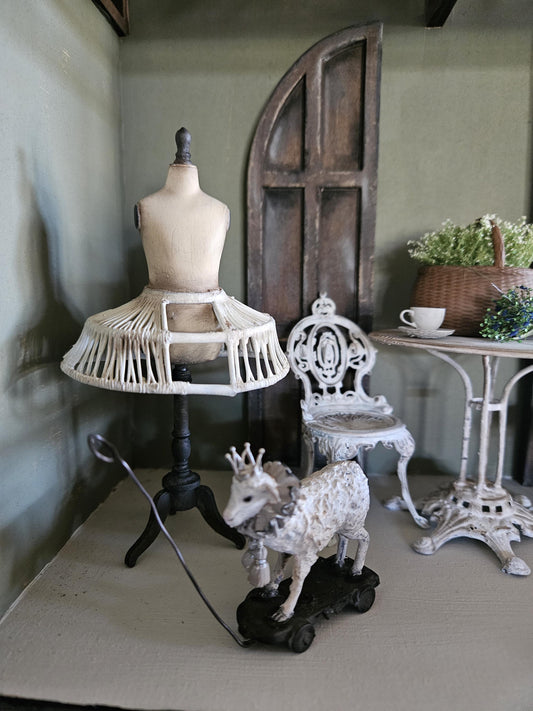 Handbeschilderde Miniatuur paspop met crinoline Schaal 1:12 Unieke Franse Atelier Decoratie, poppenhuis, diorama