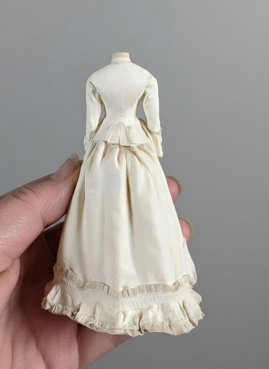 Miniatuur paspop met Victoriaanse jurk schaal 1 op 12 handgemaakt poppenhuis decoratie