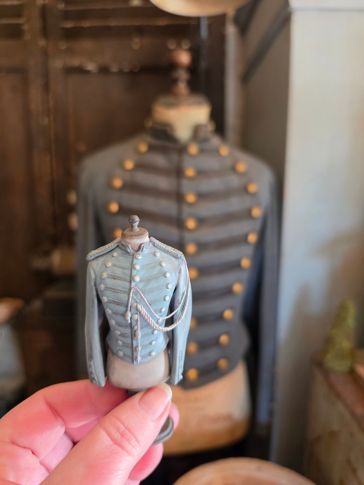 Handbeschilderde Miniatuur buste met uniform – Schaal 1:12 – Unieke Franse Atelier Decoratie, poppenhuis, diorama