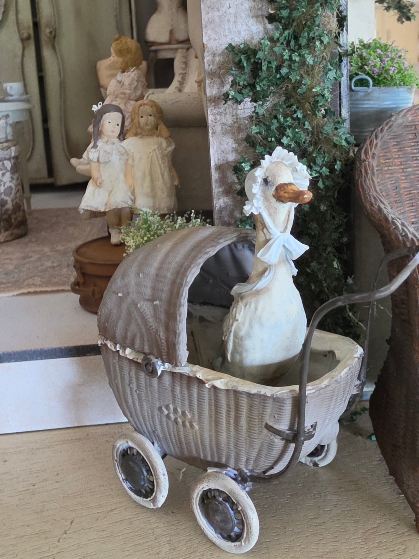 Miniatuur Oude Rieten Poppenwagen – Handgemaakt in Brocante Stijl 1:12