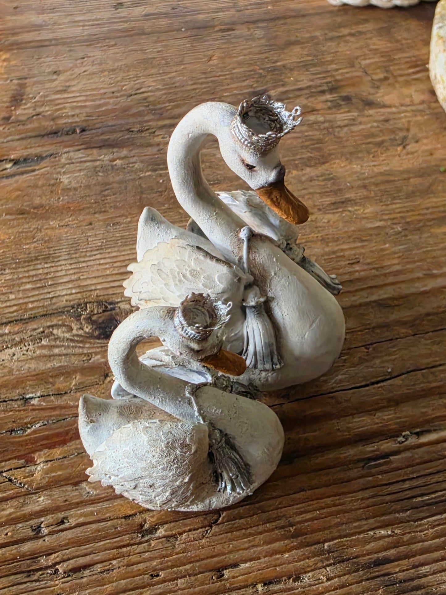 Miniatuur zwaan met kroontje en tassels, schaal 1:12 poppenhuis decoratie diorama