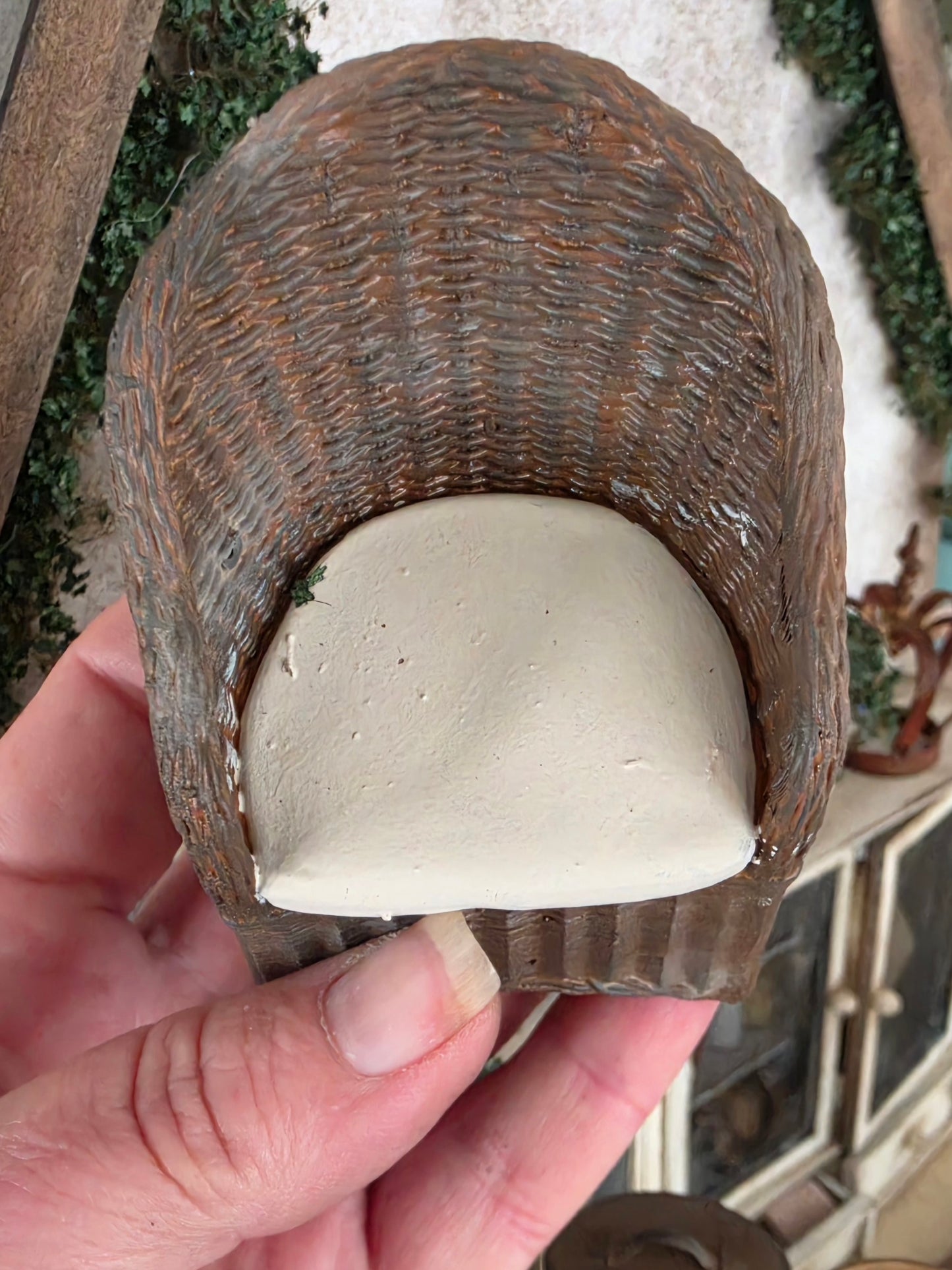 Miniatuur Brocante Rieten Stoel 1:12 | Handgemaakt & Handbeschilderd | Resin Rotan Stoel | Landelijke Poppenhuis Decoratie