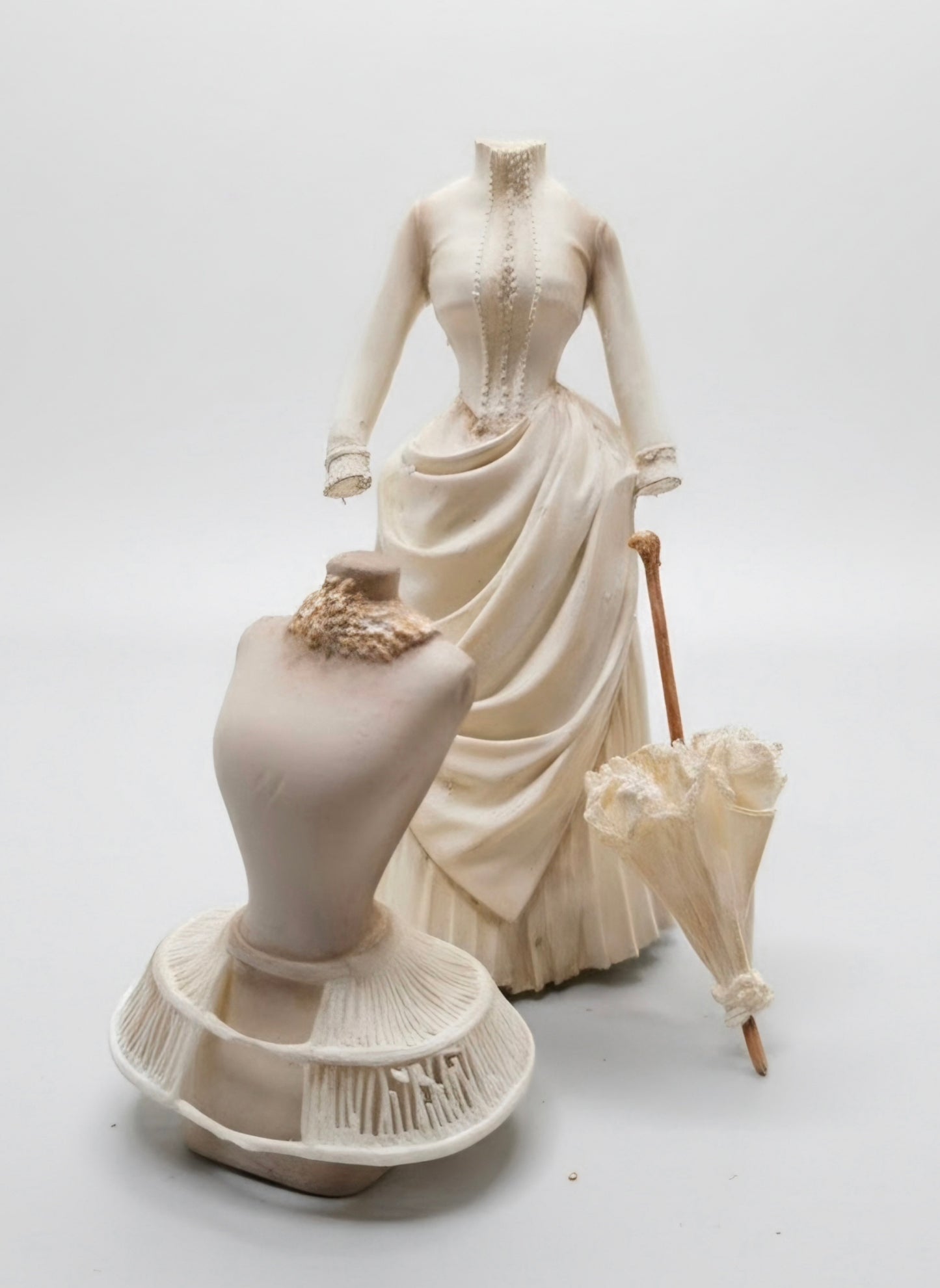 Miniatuur Buste met Crinoline – Victoriaanse Couture in Brocante Stijl