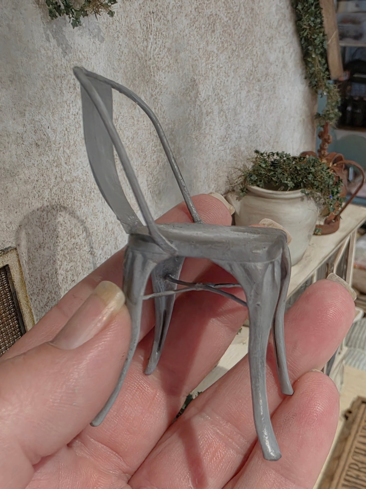 Miniatuur Brocante Tolix Stoel 1:12 | Handgemaakt & Handbeschilderd | Resin Industriële Stoel | Franse Poppenhuis Decoratie