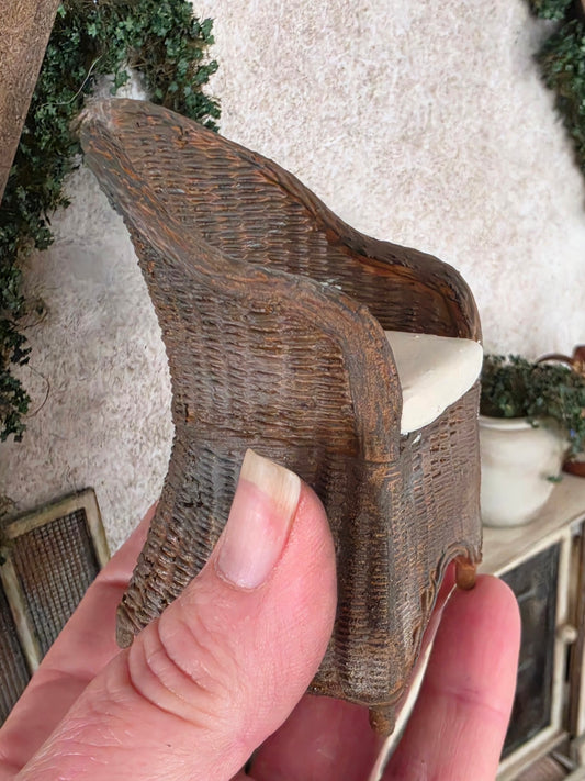 Miniatuur Brocante Rieten Stoel 1:12 | Handgemaakt & Handbeschilderd | Resin Rotan Stoel | Landelijke Poppenhuis Decoratie