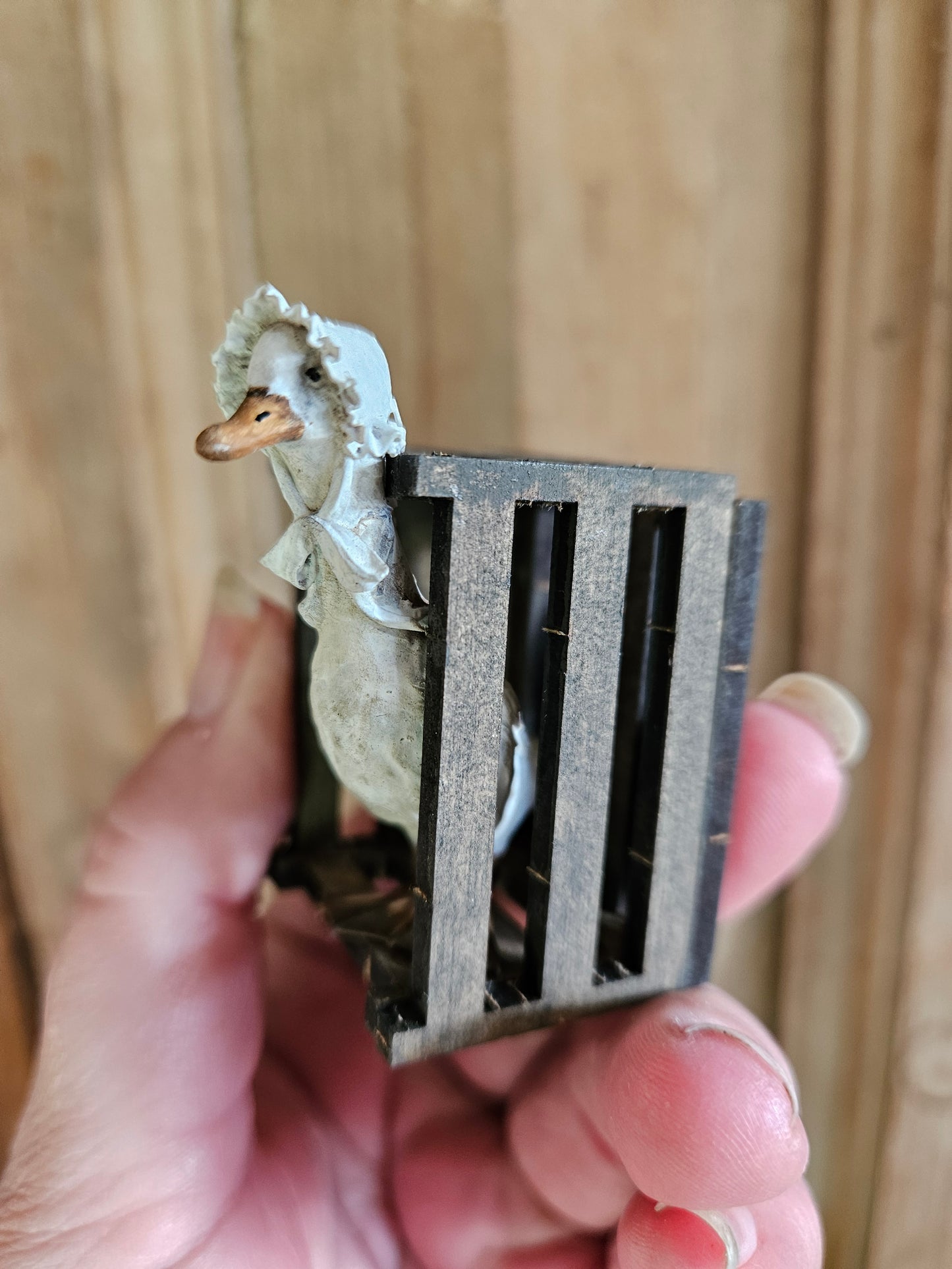 Miniatuur Witte Gans in Houten Krat β 1:12 β Pasen, Lente β Handbeschilderd Poppenhuis Diorama