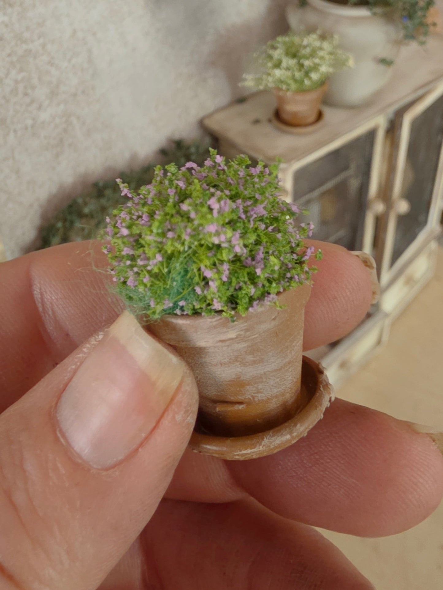 Miniatuur Lila Plantje in Verweerd Terracotta Potje – Handgemaakt in Brocante Stijl 1:12