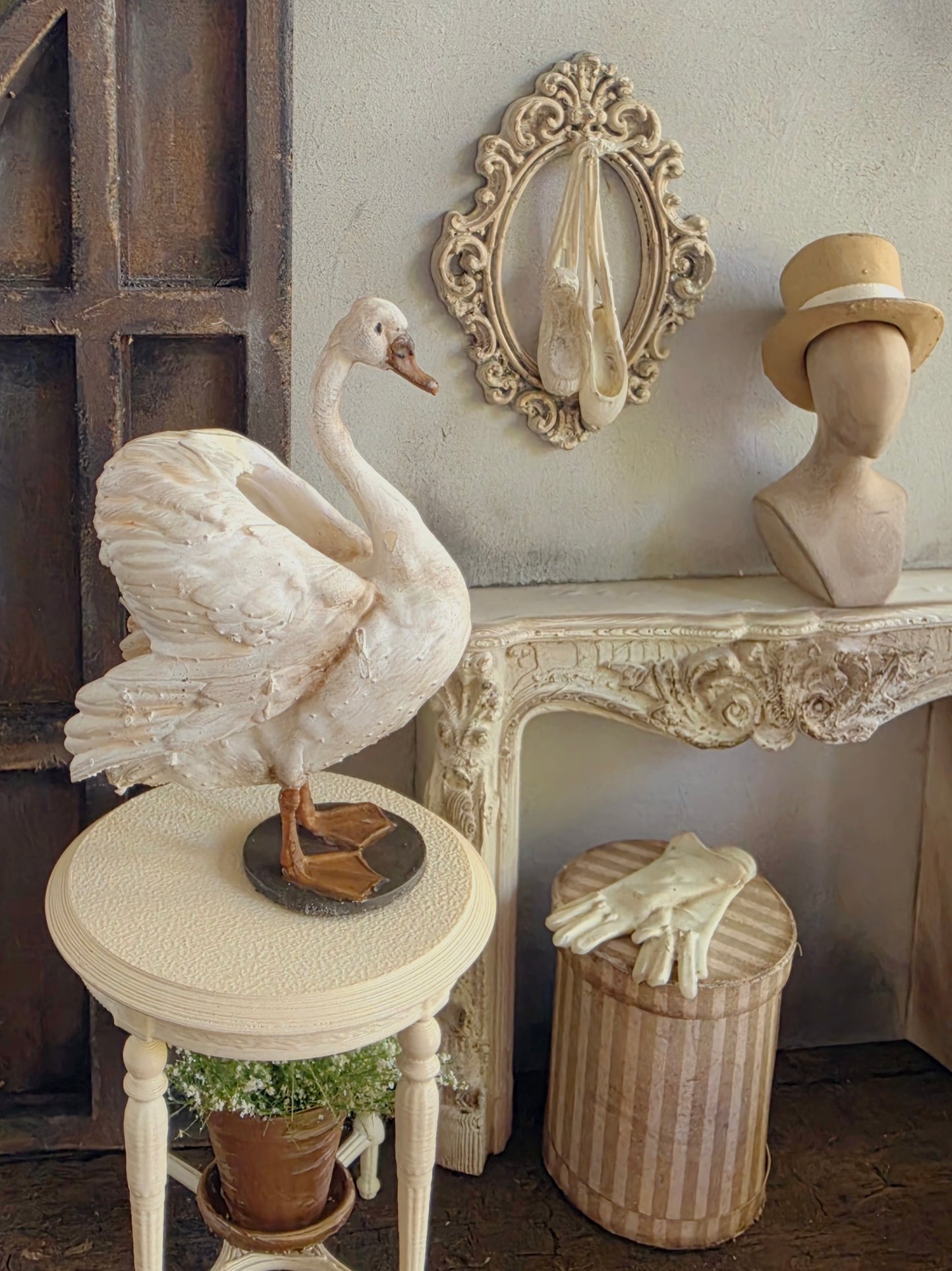 Miniatuur Staande Witte Zwaan – Sierlijke Brocante Elegantie (pre order)