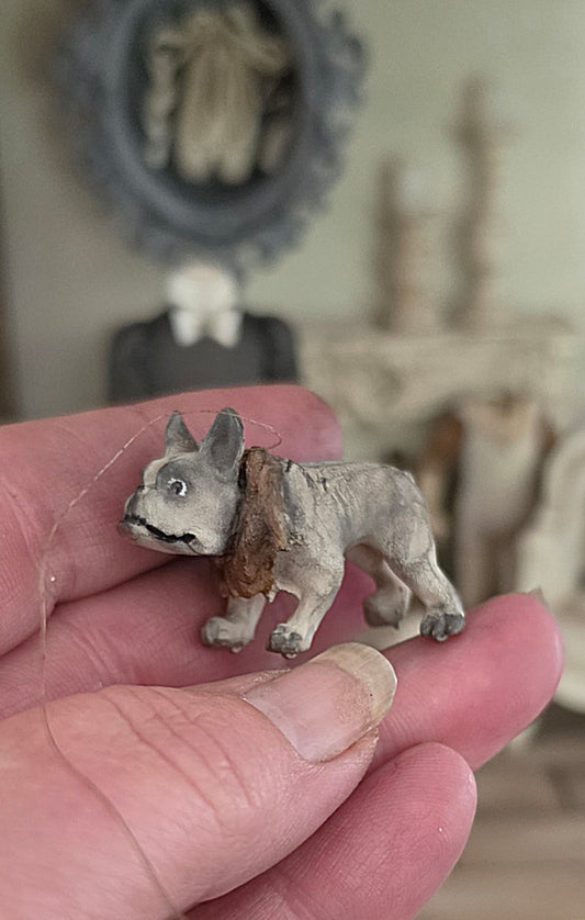 Miniatuur Oude Growler Hond – Handbeschilderde Vintage Speelgoedhond – Brocante Poppenhuis Decoratie