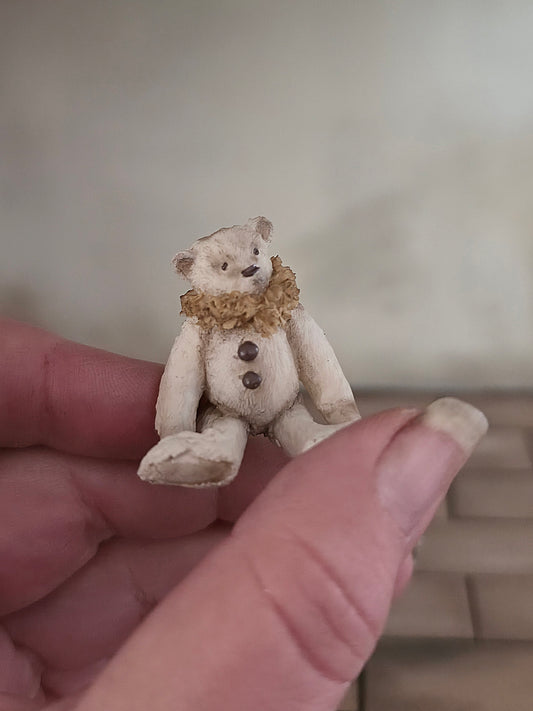 Miniatuur Beer met Kraag – Handbeschilderde Vintage Beer – Brocante Poppenhuis Decoratie