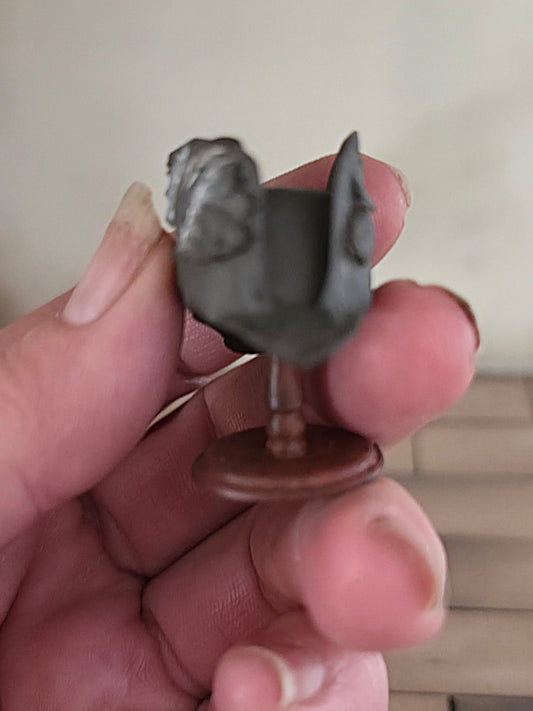 Miniatuur Napoleon Hoed op Standaard – Handbeschilderde Bicorne – Vintage Brocante Poppenhuis Decoratie  13 tags (kopie)