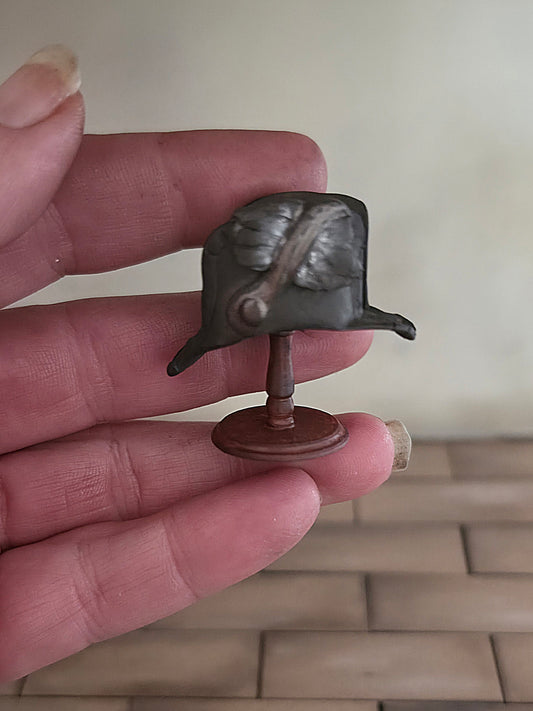 Miniatuur Napoleon Hoed op Standaard – Handbeschilderde Bicorne – Vintage Brocante Poppenhuis Decoratie  13 tags (kopie)