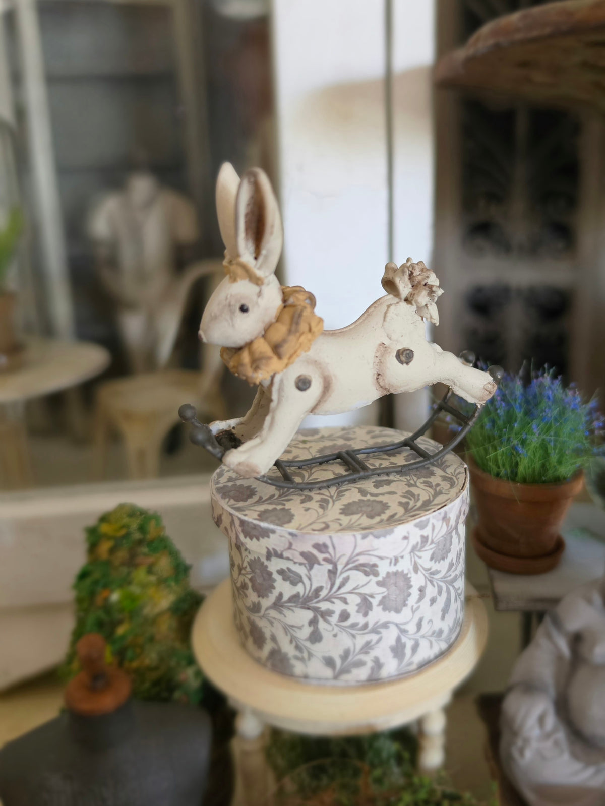 Miniatuur Hobbel Konijn – Handgemaakt in Brocante Stijl