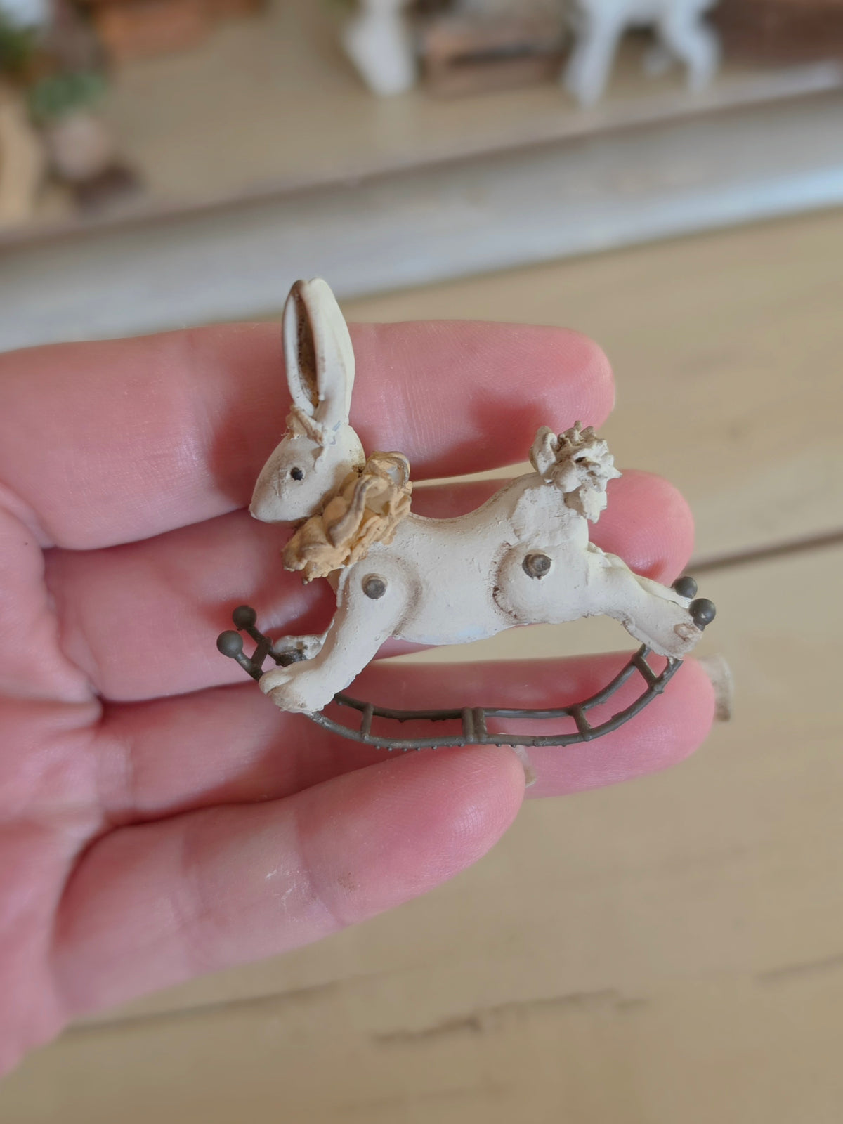 Miniatuur Hobbel Konijn – Handgemaakt in Brocante Stijl