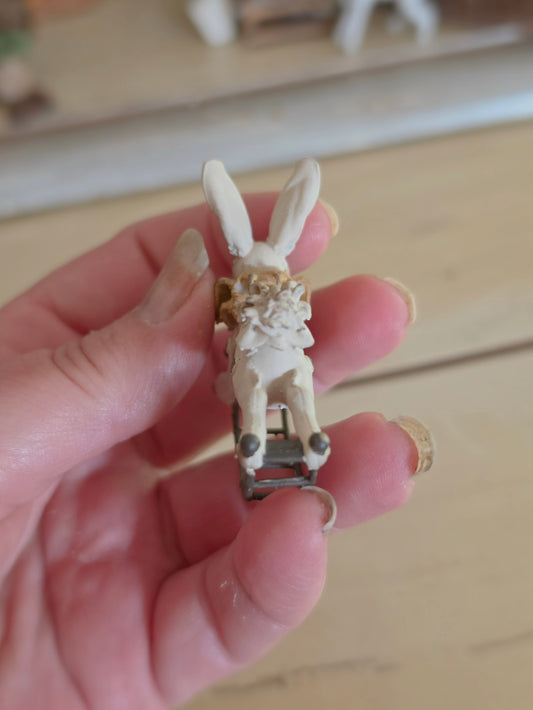 Miniatuur Hobbel Konijn – Handgemaakt in Brocante Stijl