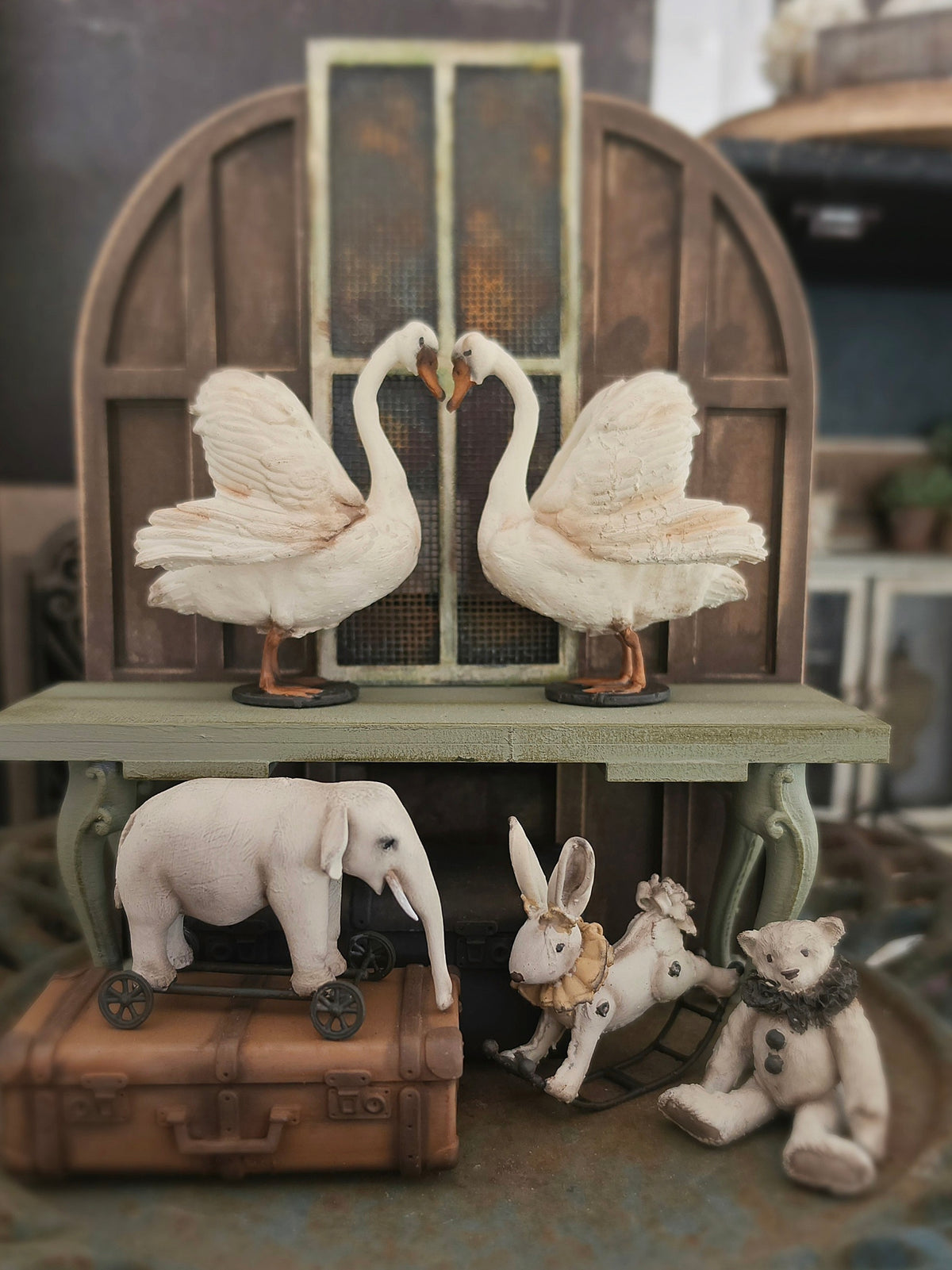 Miniatuur Oude Olifant op Wielen – Handgemaakt in Brocante Stijl 1:12