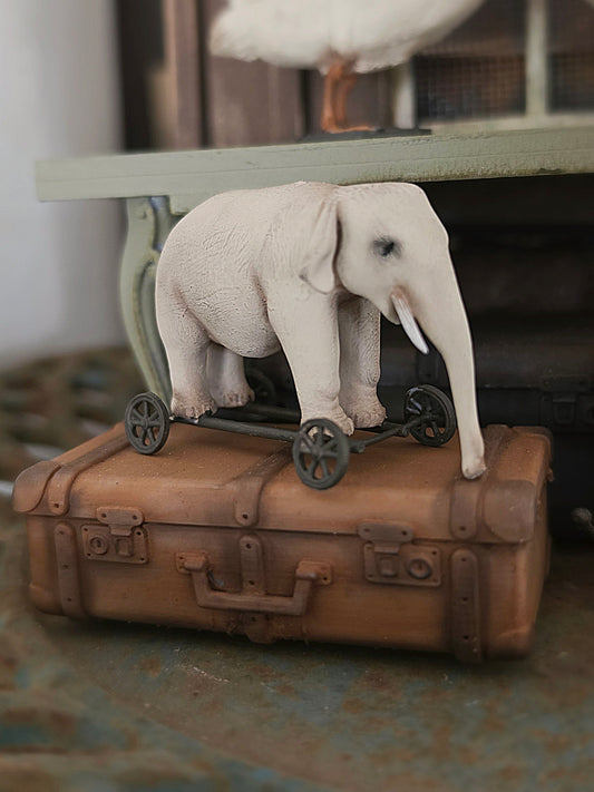 Miniatuur Oude Olifant op Wielen – Handgemaakt in Brocante Stijl 1:12