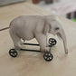 Miniatuur Oude Olifant op Wielen – Handgemaakt in Brocante Stijl 1:12
