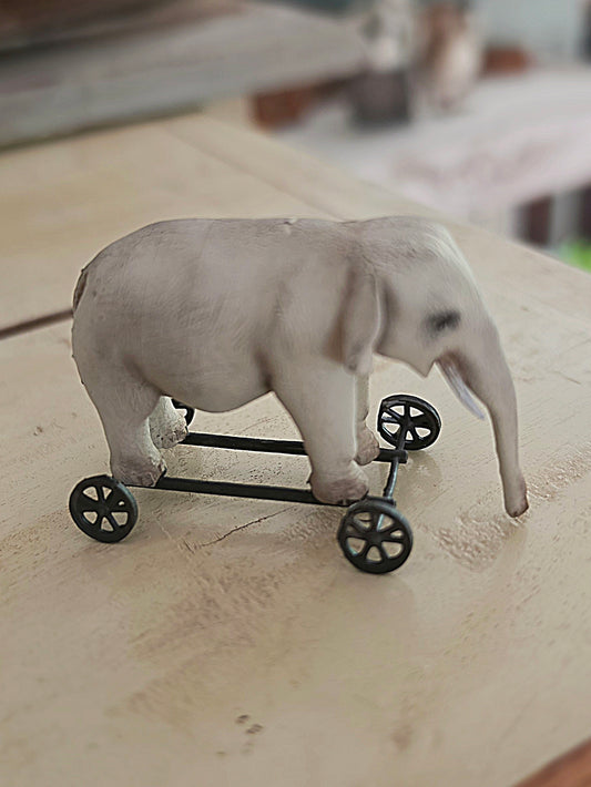Miniatuur Oude Olifant op Wielen – Handgemaakt in Brocante Stijl 1:12