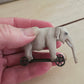 Miniatuur Oude Olifant op Wielen – Handgemaakt in Brocante Stijl 1:12