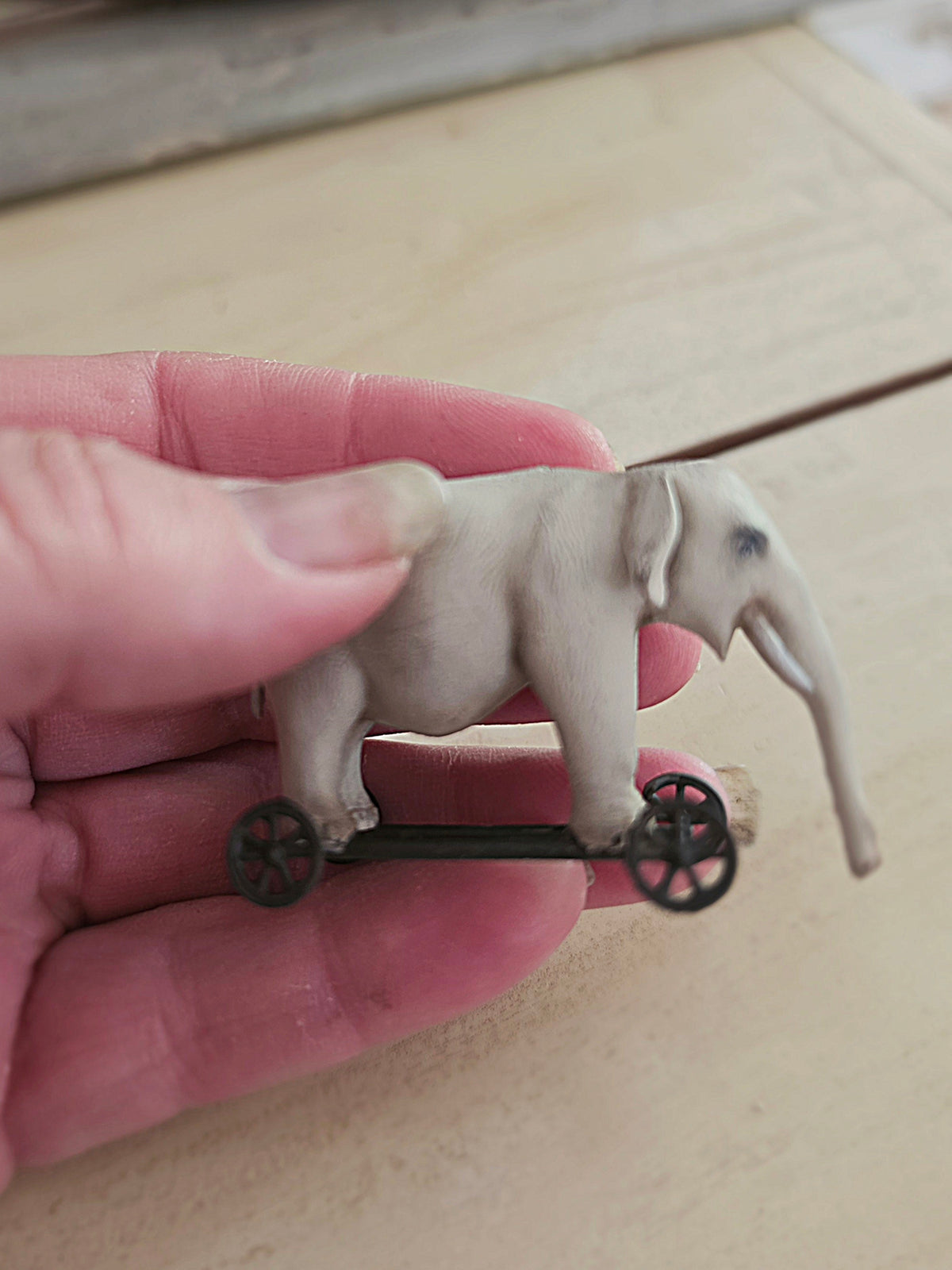 Miniatuur Oude Olifant op Wielen – Handgemaakt in Brocante Stijl 1:12