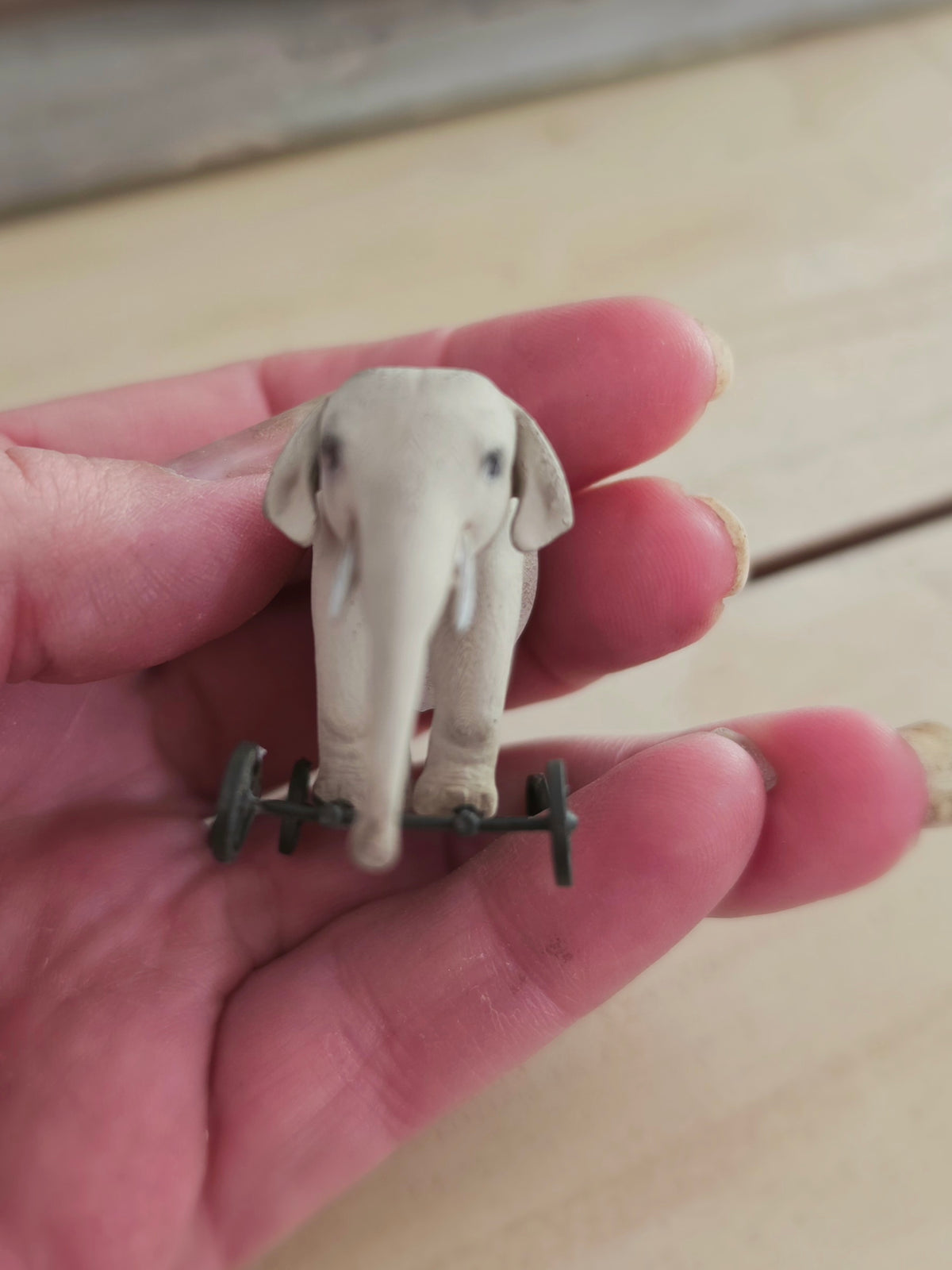 Miniatuur Oude Olifant op Wielen – Handgemaakt in Brocante Stijl 1:12
