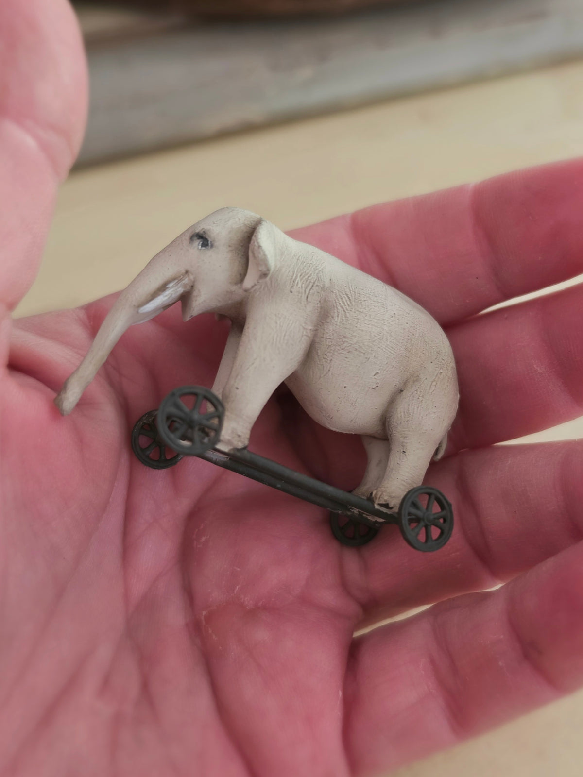 Miniatuur Oude Olifant op Wielen – Handgemaakt in Brocante Stijl 1:12
