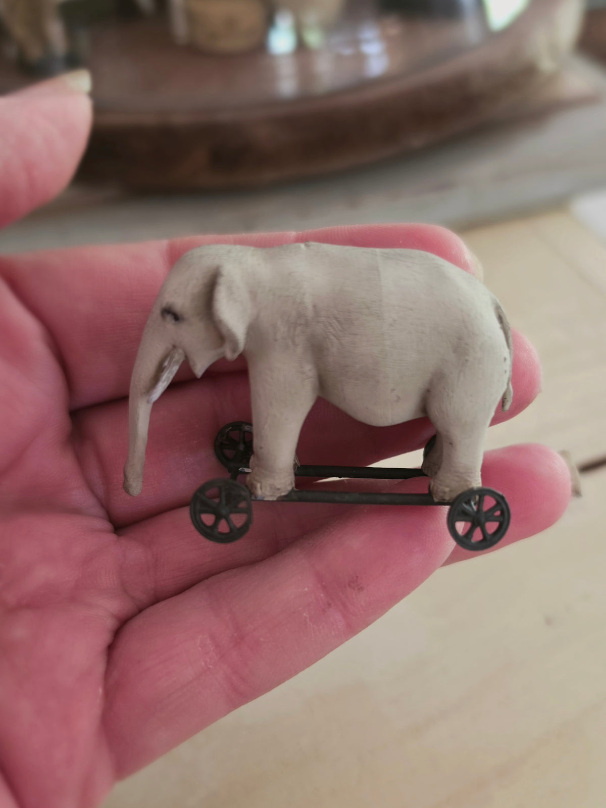 Miniatuur Oude Olifant op Wielen – Handgemaakt in Brocante Stijl 1:12