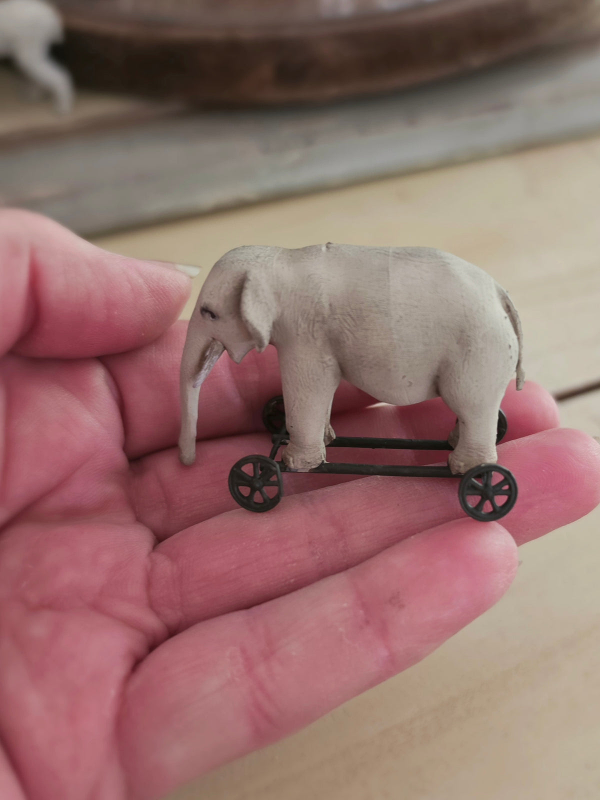 Miniatuur Oude Olifant op Wielen – Handgemaakt in Brocante Stijl 1:12