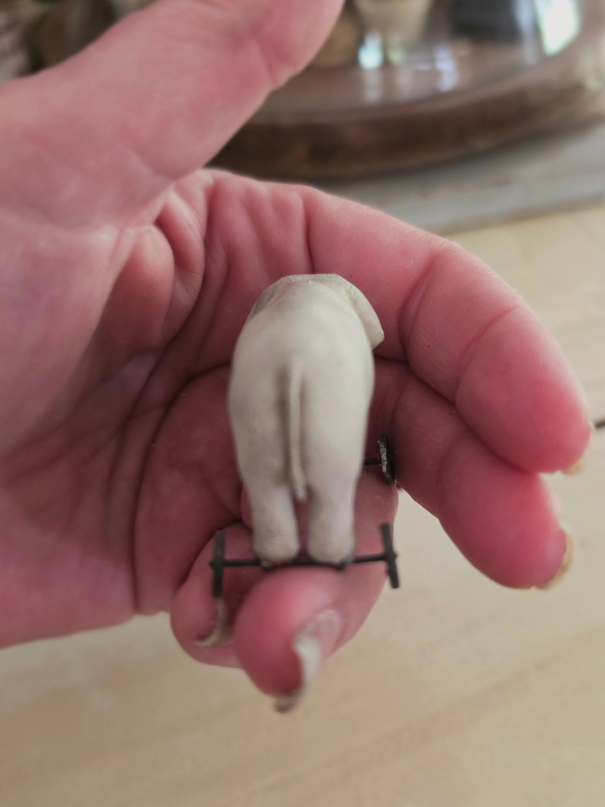 Miniatuur Oude Olifant op Wielen – Handgemaakt in Brocante Stijl 1:12