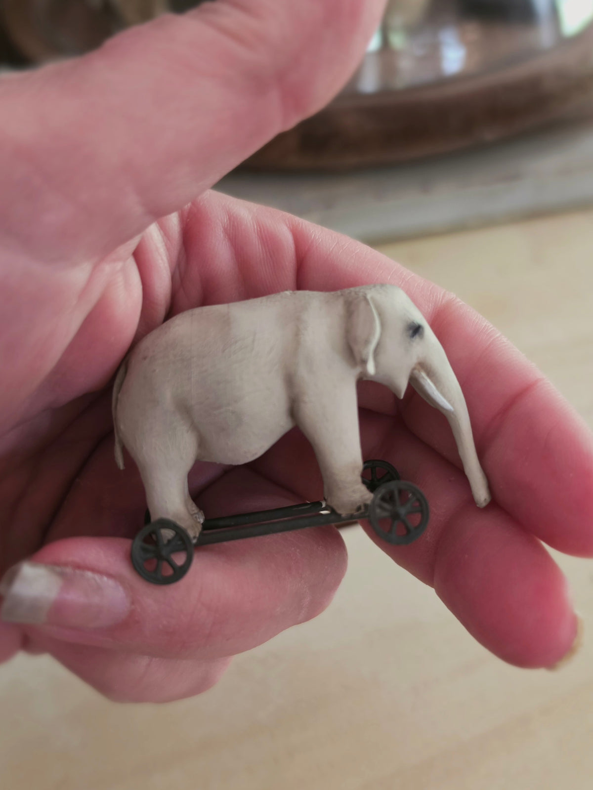 Miniatuur Oude Olifant op Wielen – Handgemaakt in Brocante Stijl 1:12