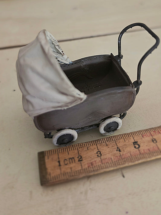 Miniatuur Poppenwagen – Handbeschilderde Vintage Kinderwagen – Brocante Poppenhuis Decoratie – Eigen Ontwerp