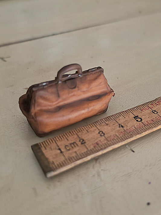 grotere maat Miniatuur Dokterstas – Handbeschilderde Vintage Tas – Brocante Poppenhuis Decoratie