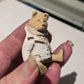 Romantische Miniatuur zittende Beer 1:12 Handgemaakt en Handbeschilderd Uniek Poppenhuis Accessoire