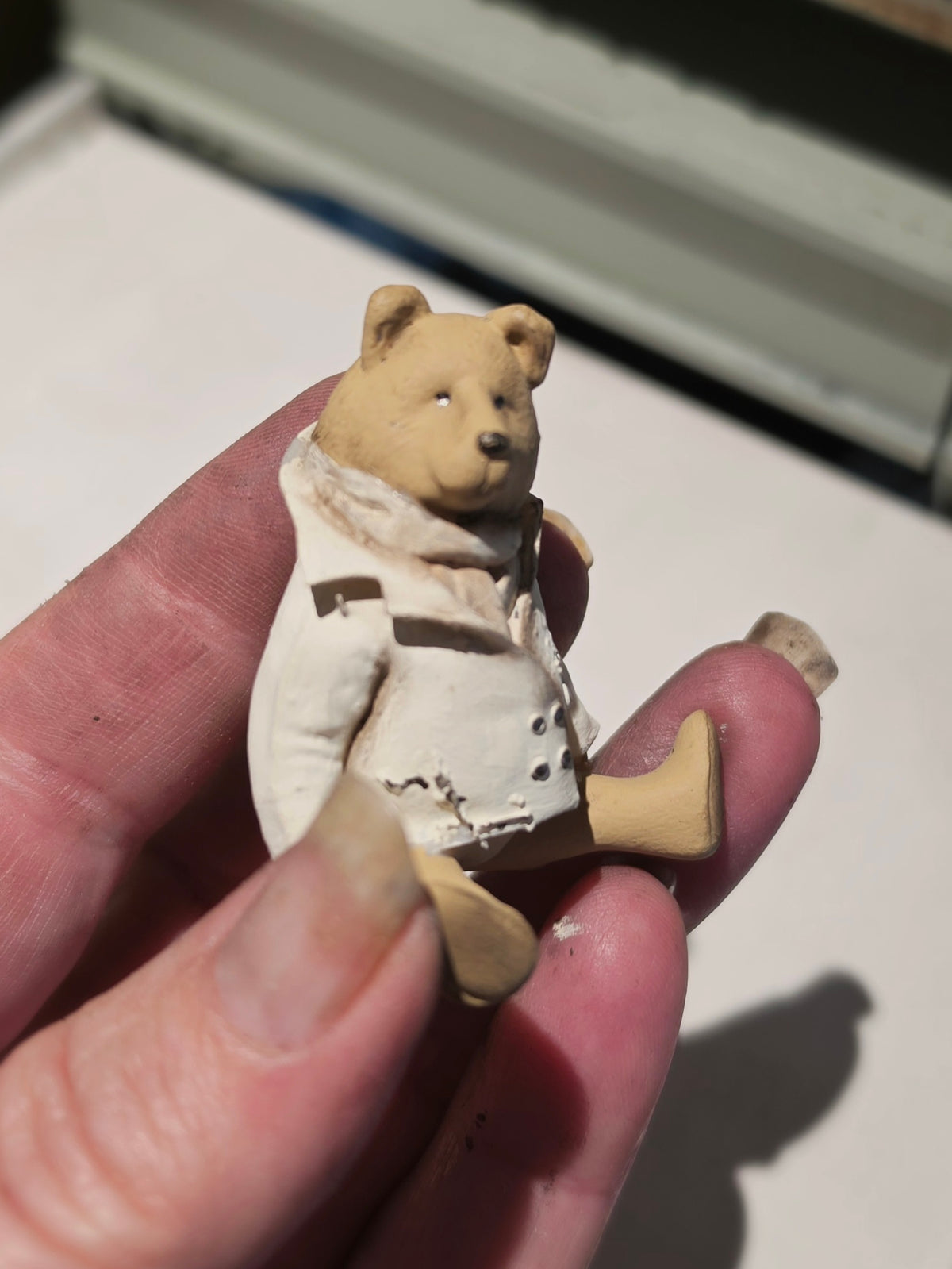 Romantische Miniatuur zittende Beer 1:12 Handgemaakt en Handbeschilderd Uniek Poppenhuis Accessoire