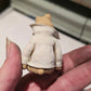 Romantische Miniatuur zittende Beer 1:12 Handgemaakt en Handbeschilderd Uniek Poppenhuis Accessoire
