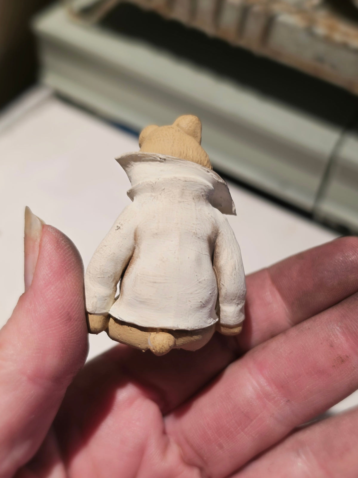 Romantische Miniatuur zittende Beer 1:12 Handgemaakt en Handbeschilderd Uniek Poppenhuis Accessoire