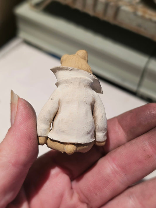 Romantische Miniatuur zittende Beer 1:12 Handgemaakt en Handbeschilderd Uniek Poppenhuis Accessoire