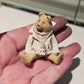 Romantische Miniatuur zittende Beer 1:12 Handgemaakt en Handbeschilderd Uniek Poppenhuis Accessoire