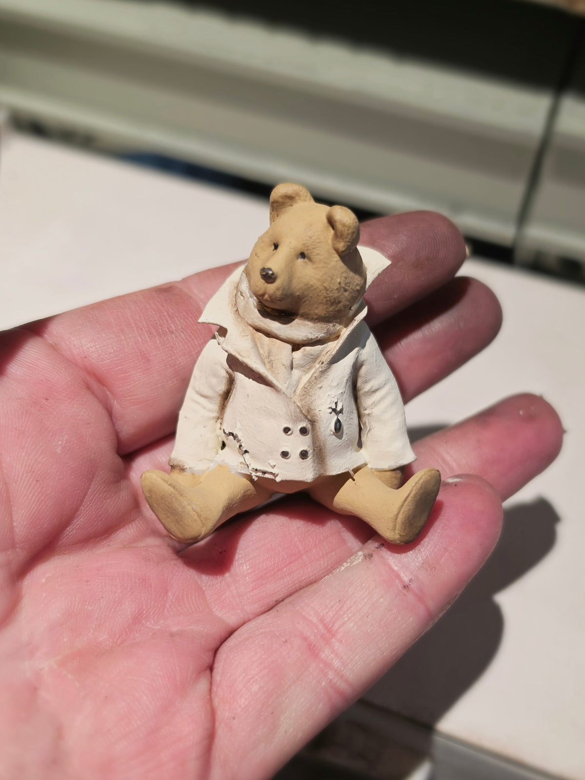 Romantische Miniatuur zittende Beer 1:12 Handgemaakt en Handbeschilderd Uniek Poppenhuis Accessoire
