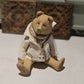 Romantische Miniatuur zittende Beer 1:12 Handgemaakt en Handbeschilderd Uniek Poppenhuis Accessoire